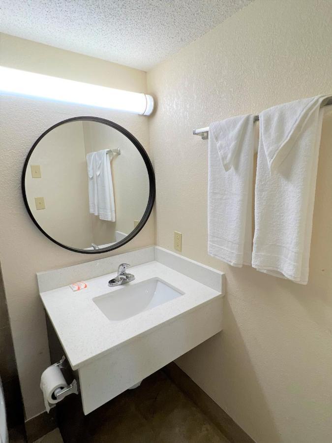 James River Inn & Suites ニューポートニューズ エクステリア 写真