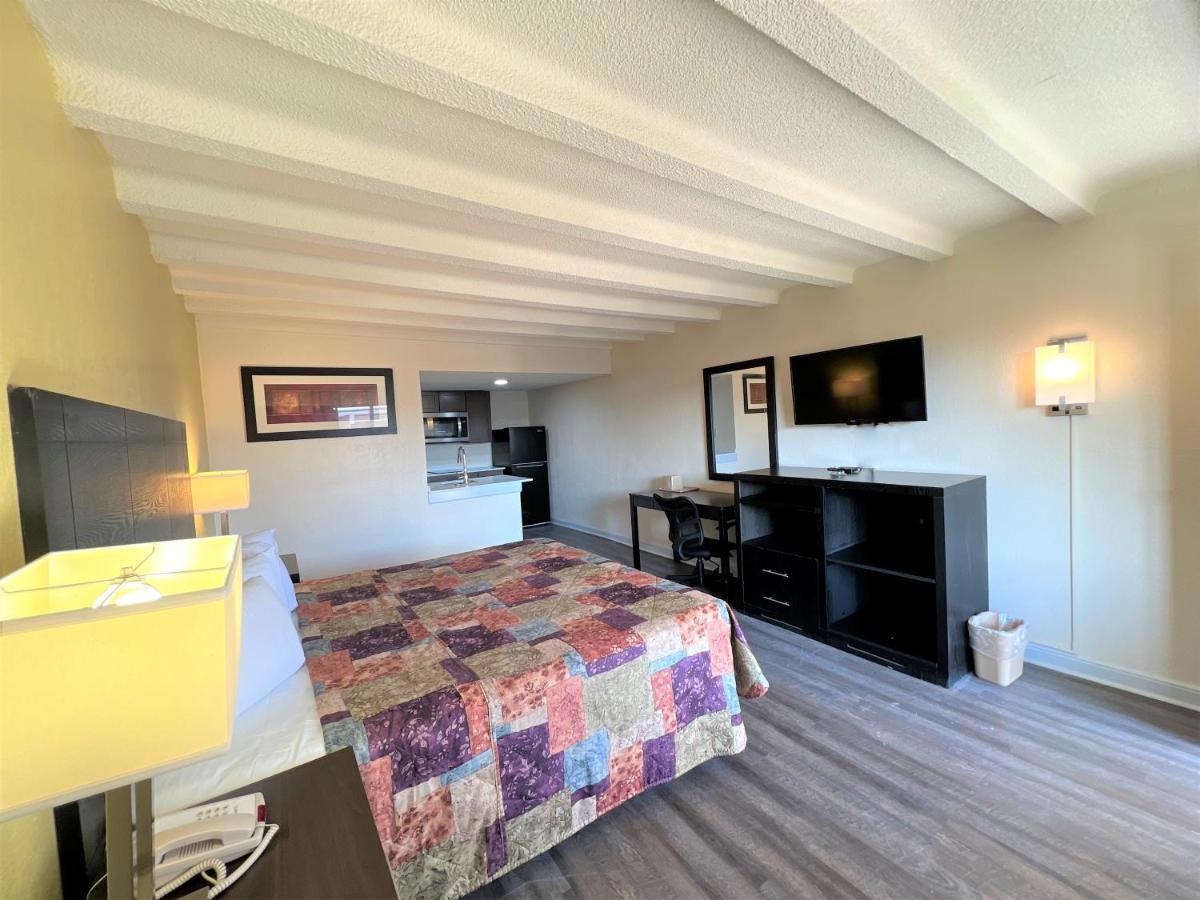 James River Inn & Suites ニューポートニューズ エクステリア 写真