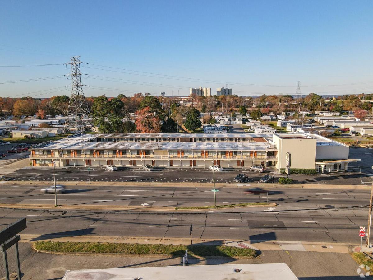 James River Inn & Suites ニューポートニューズ エクステリア 写真