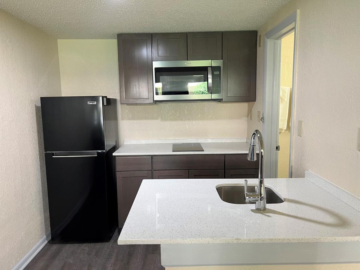 James River Inn & Suites ニューポートニューズ エクステリア 写真