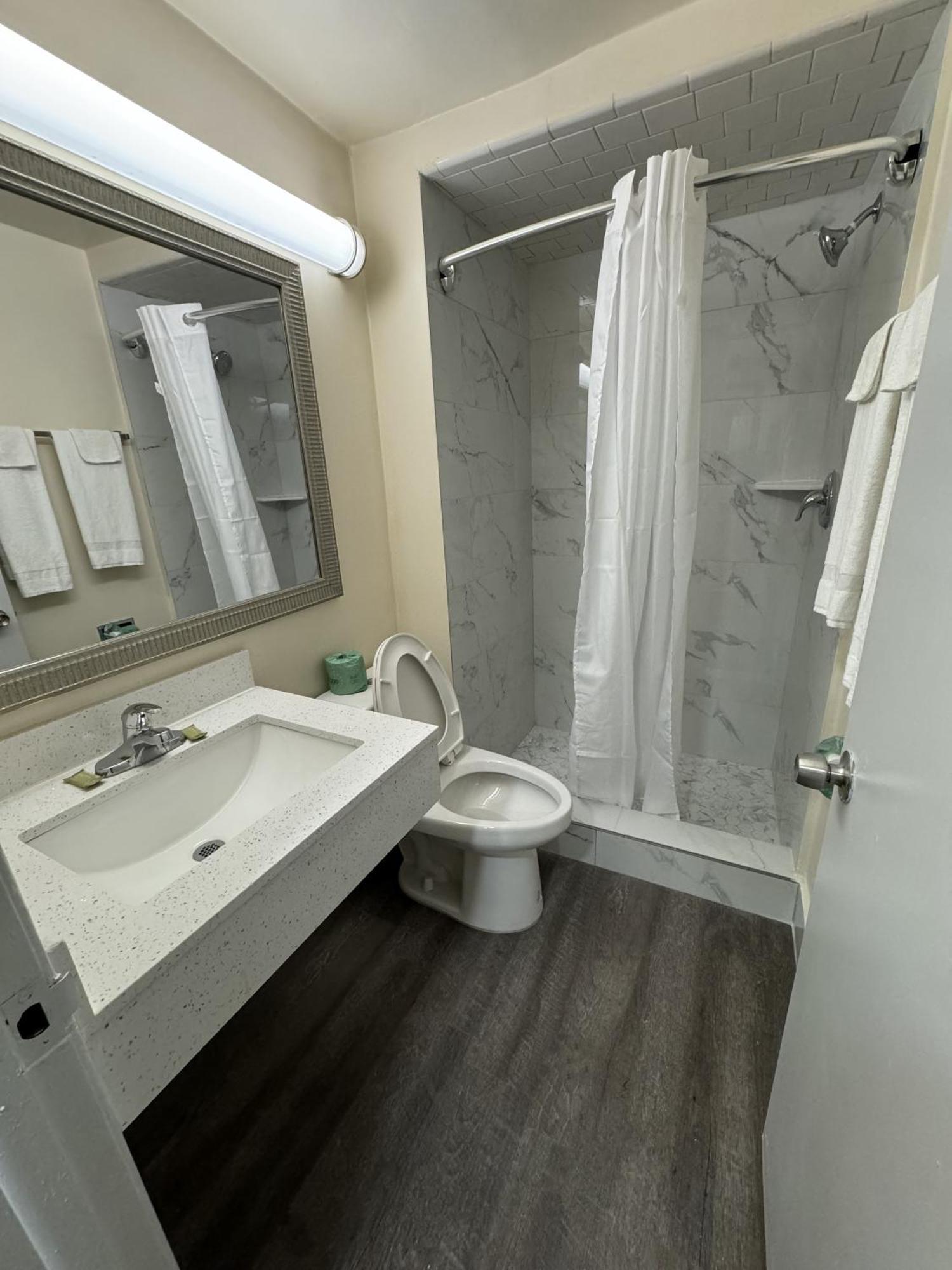 James River Inn & Suites ニューポートニューズ エクステリア 写真