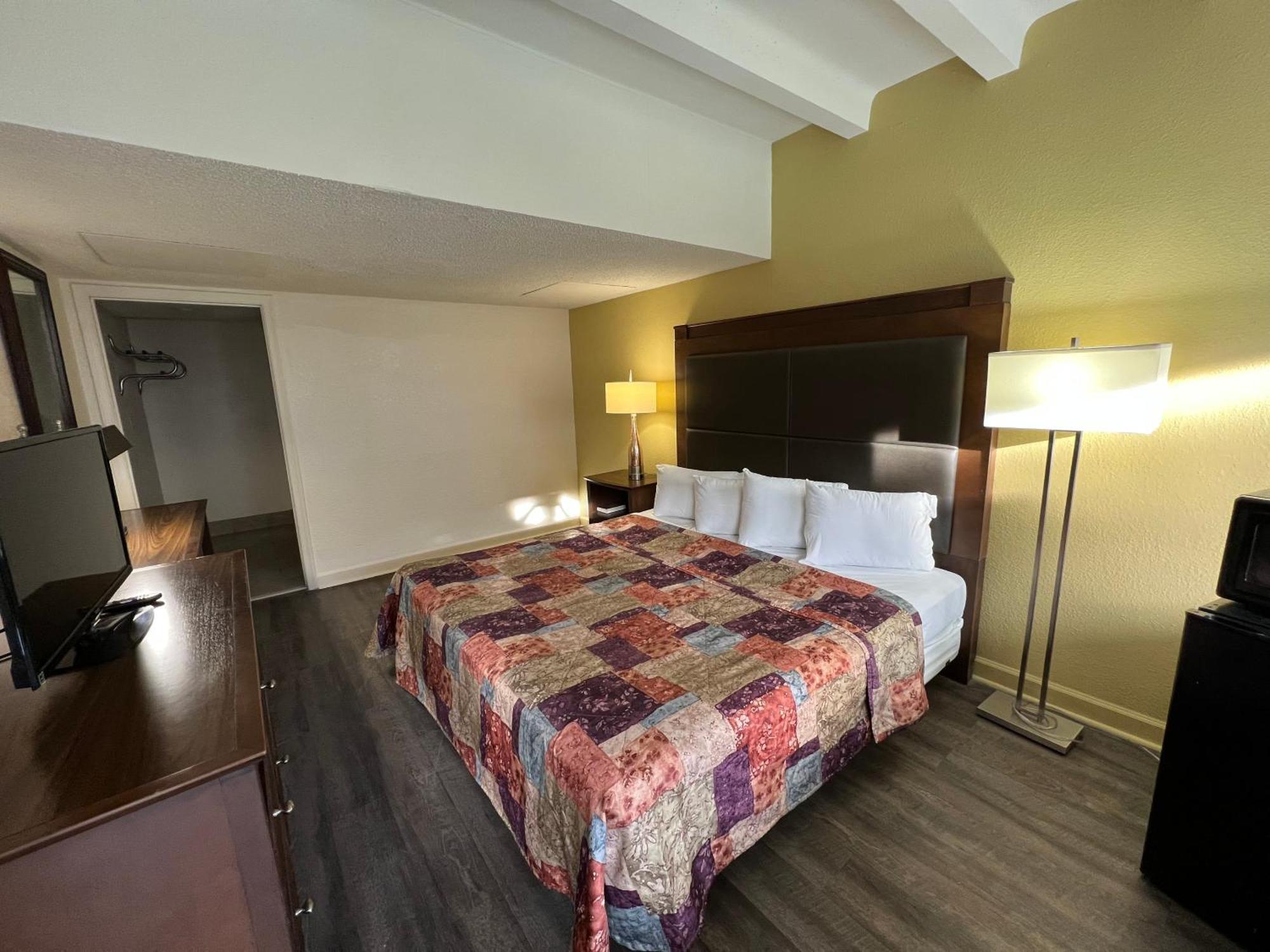 James River Inn & Suites ニューポートニューズ エクステリア 写真