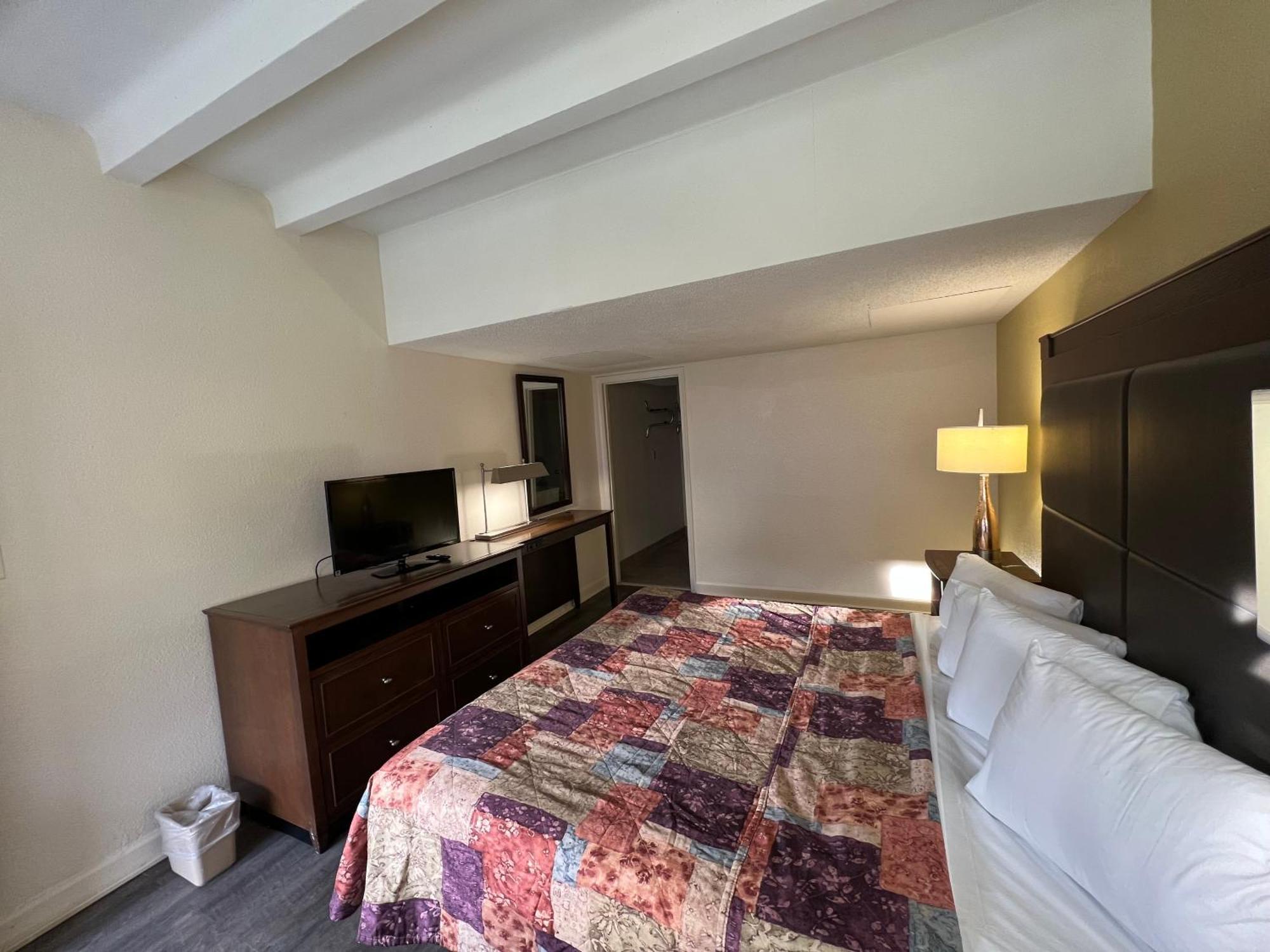 James River Inn & Suites ニューポートニューズ エクステリア 写真