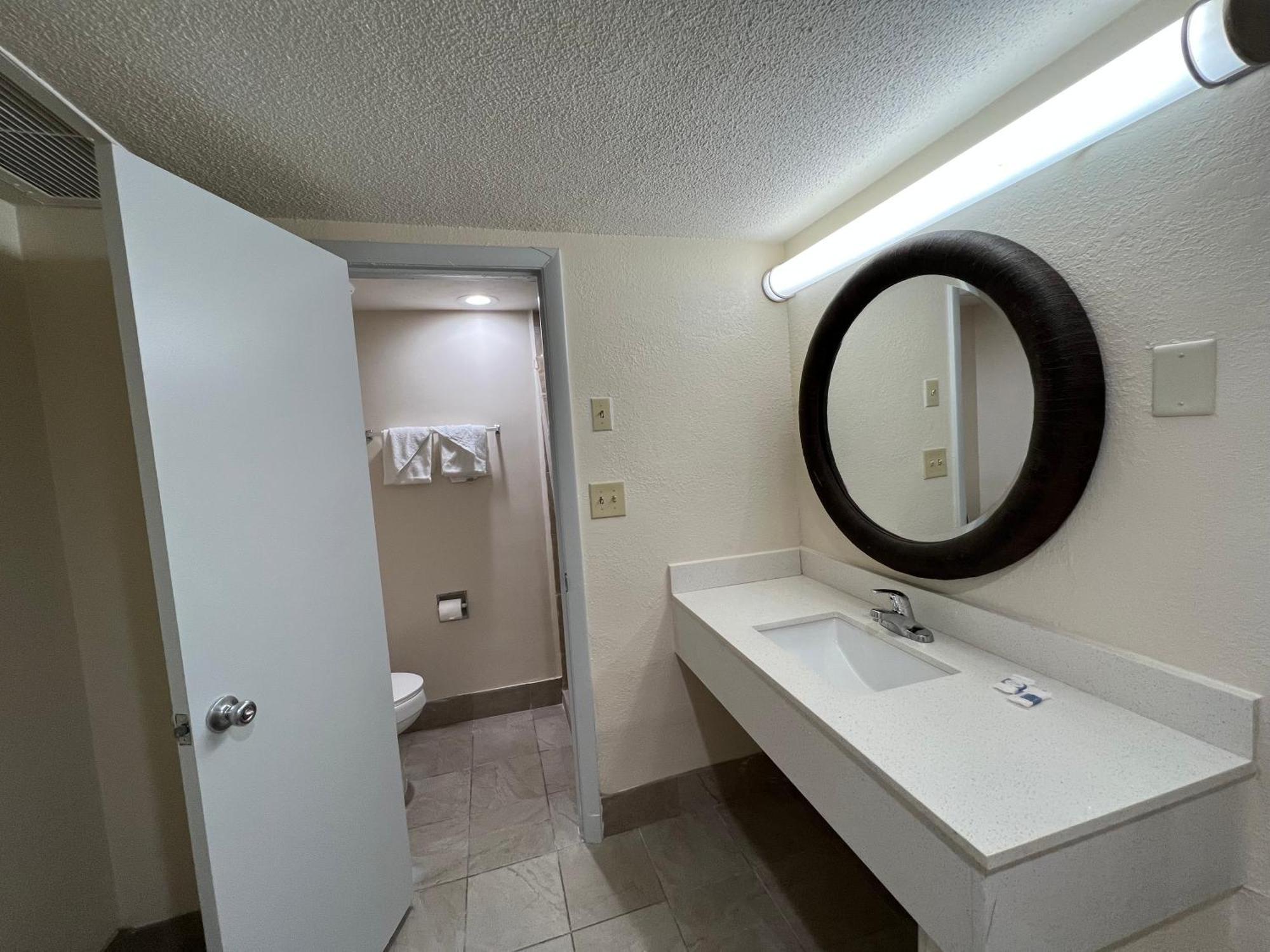 James River Inn & Suites ニューポートニューズ エクステリア 写真